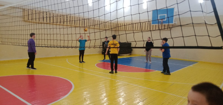 Турнир по волейболу между командой детей и родителей, посвящённый 23 февраля и 8 марта.